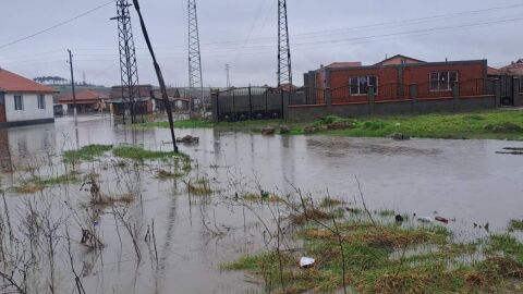 На места реките в Хасковско остават критично високи, има залети дворове и стопански постройки (СНИМКИ)