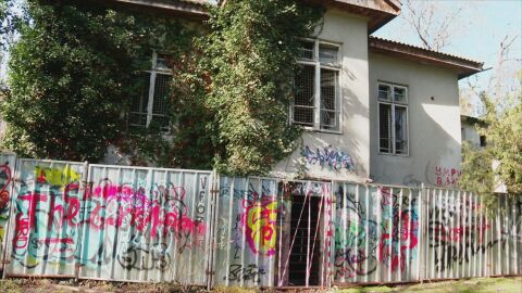 „Язва на парка“: Емблематичната къща на Антон Новак във Варна тъне в разруха от години