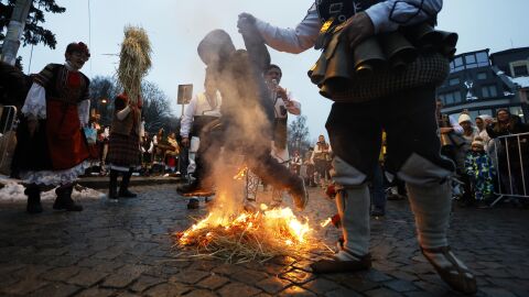 Малки и големи прескочиха огъня за здраве в столичния квартал "Бояна" (ВИДЕО)