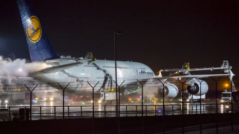 Lufthansa: Не 123-ма пътници - 500 души бяха блокирани в 5 самолета на летището