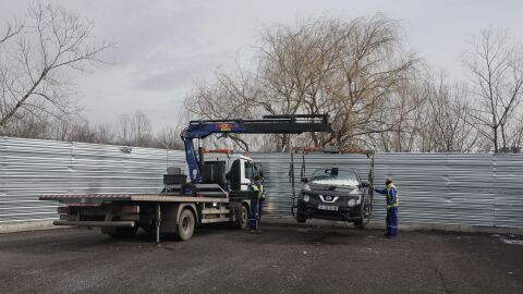Незаконното сметище в кв. "Факултета" вече е паркинг за иззети автомобили