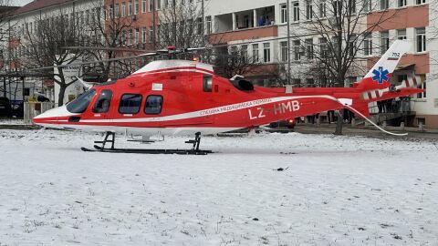 Медицински хеликоптер превози мъж, изпаднал в тежко състояние след катастрофа (СНИМКИ, ВИДЕО)