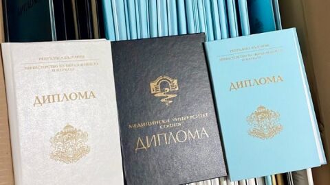 Задържаха мъж за изготвяне на фалшиви дипломи, прокуратурата иска постоянен арест (СНИМКИ)