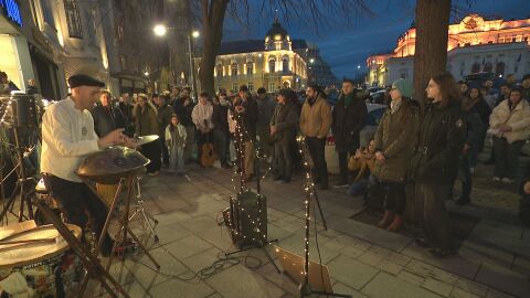 Арт протест с концерт в центъра на София заради спора за Студентския дом
