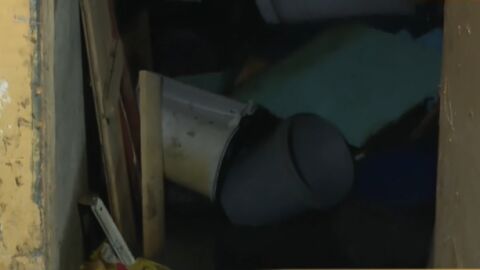 "От отчаяние звъннах на 112": Наводнен асансьор с фекални води превърна вход на блок в бункер 