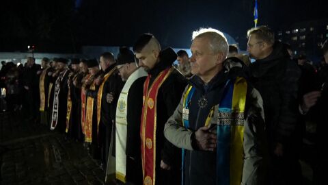 Украйна отбелязва четвъртата годишнина от войната с минута мълчание и призиви за мир