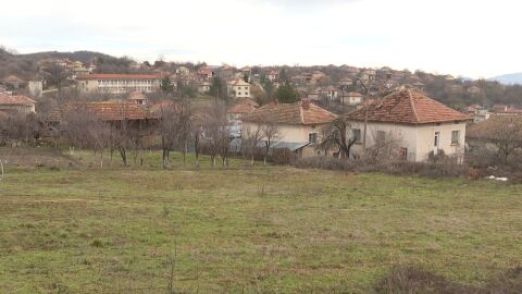 Да живееш в страх: Защо психично болен мъж тормози от месеци цяло село?
