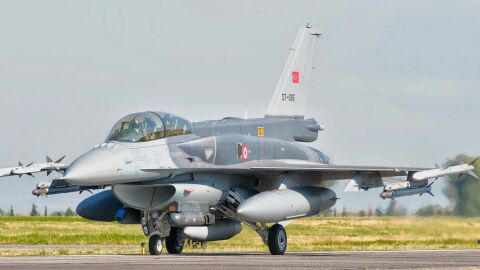 Турски F-16 се разби след излитане, пилотът загина