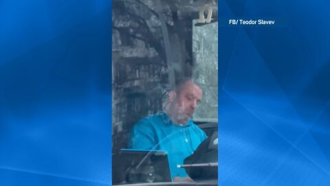 Шофьор на автобус спи по време на задръстване в София?