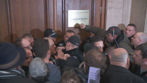 След протести и опит за щурм на кабинета на Сарафов: Той все пак остава и.ф. главен прокурор