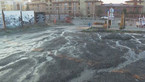 „Малко езеро“: Питейна вода тече повече от 10 дни по улица в Свети Влас 