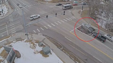 Коли пропаднаха в дупка след срутване на пътната настилка, докато чакат на светофар (ВИДЕО)