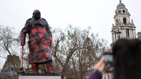 "Свобода за Палестина": Изрисуваха статуята на Чърчил в Лондон (СНИМКИ)