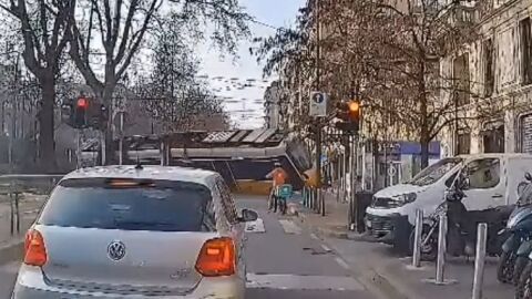 Трамвай дерайлира: Двама загинаха, най-малко 39 души са ранени (ВИДЕО)