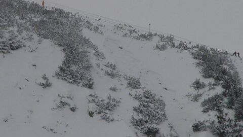 Повишена лавинна опасност днес, скиорите да внимават 