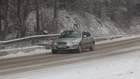 Сняг и гъста мъгла затрудняват трафика през прохода „Шипка“
