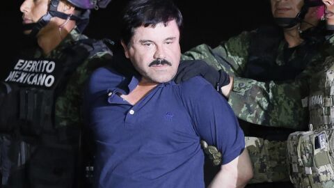 Снимка: Невиждани досега кадри показват първите часове на Ел Чапо в плен (ВИДЕО)