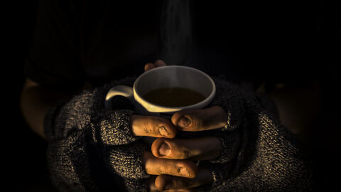 Бездомник е попаднал в камион за отпадъци, след като е бил вдигнат заедно с кофа за боклук