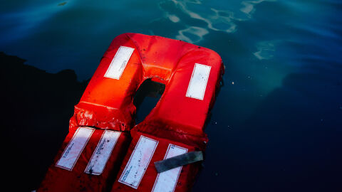 Десетки в неизвестност, след като лодка се е преобърнала