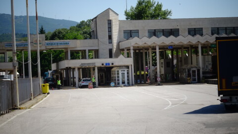 Откриха 11 мигранти, натъпкани в метален сандък в кола на Кулата