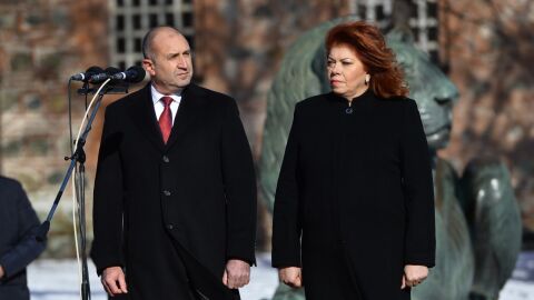 Илияна Йотова изпраща Румен Радев през парадния вход на „Дондуков“ 2