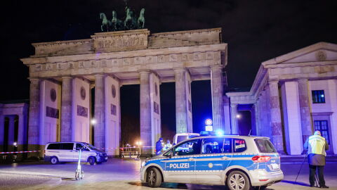 Десетки военни надгробни плочи са осквернени с руски пропагандни символи в Берлин