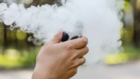 15-годишно момче е в Спешна помощ след употреба на енергийни напитки и пушене на вейп