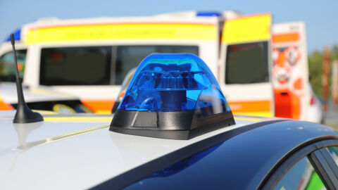 При сблъсък с бетонна ограда: 21-годишен е с опасност за живота след тежка катастрофа в Павел баня