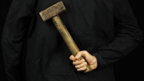 Въоръжен с чук мъж рани петима в Токио