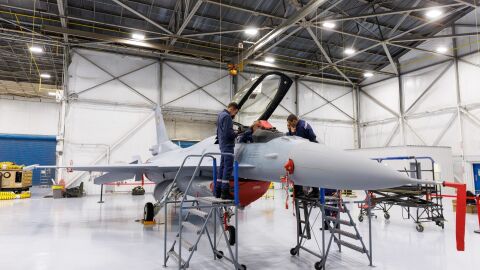 Снимка: Скандалът с първия ни изтребител F-16 се пренася в НС