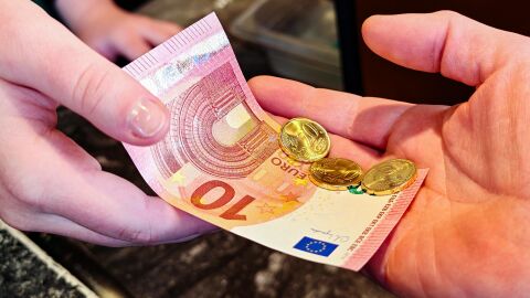 Първите пенсии в евро: Полицията засилва охраната пред пощите и банките 