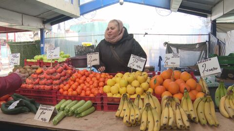 „И български ми дават, и лева ми дават“: Хаос по пазарите и объркване в каква валута да е рестото