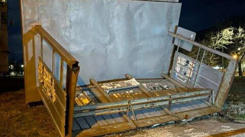 Ураганен вятър във Враца обърна спирки, паднали стълбове блокираха улици (СНИМКИ)