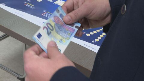 „Пипни, погледни и наклони“: Как да разпознаваме фалшивите евробанкноти?