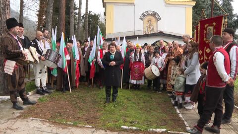 На Богоявление: В Зверино възстановиха традицията на леденото хоро (ВИДЕО)