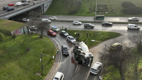 Бетоновоз се обърна на оживен столичен булевард
