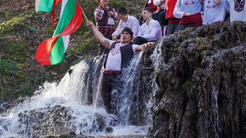 Леденото хоро в сърцето на Странджа се изви до забележителния водопад Докузак