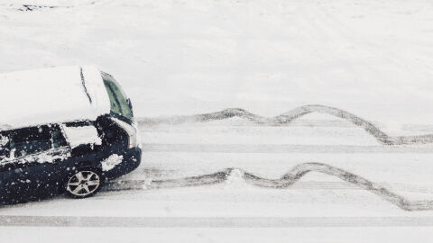 Сняг и заледяване: 6 души загинаха при катастрофи във Франция