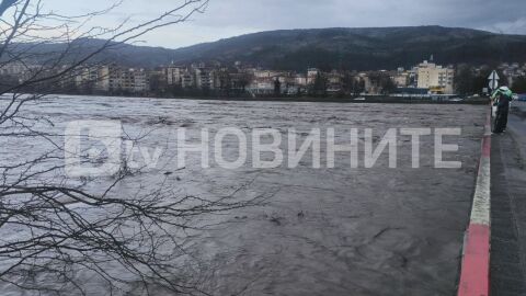 Наводнение в Крумовградско: Придошла река скъса мост в село Гривка (ВИДЕО)