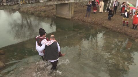 Празникът „Къпанки”: Жени танцуват в ледените води за здраве и късмет
