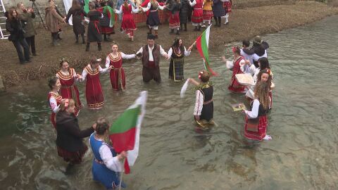 Празникът „Къпанки”: Жени танцуват в ледените води за здраве и късмет