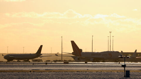 Повече от 1000 блокирани пътници са пренощували на летището в Амстердам 