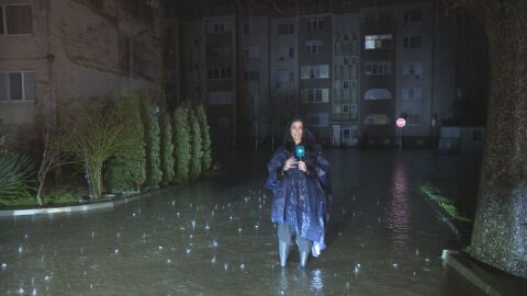 Критична ситуация в Крумовград: Без ток, водата стига до коленете