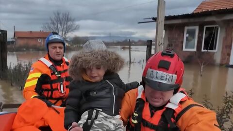 Наводнения и блокирани пътища: Тежки условия на Западните Балкани