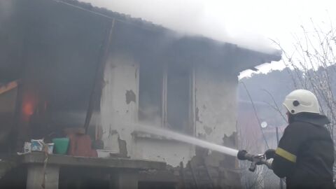 Пожарникари спасиха 70-годишен мъж и кучето му при пожар в Сливен