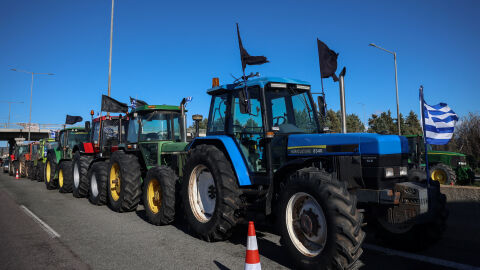 Гръцките фермери частично вдигат блокадите преди срещата с Мицотакис