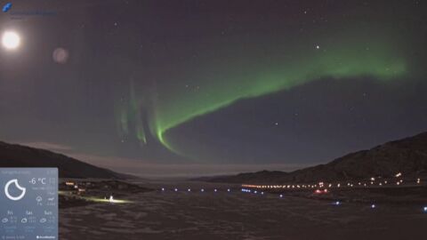 Охранителни камери на летище уловиха северното сияние 