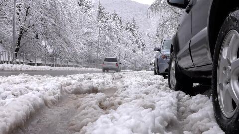 Ограничено е движението на тирове през прохода "Превала" поради снеговалеж 
