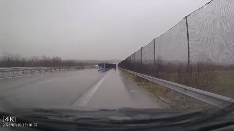 Обърнал се тир блокира движението на АМ „Марица“ в посока Пловдив (ВИДЕО)