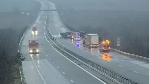 Обърнал се тир блокира движението на АМ „Марица“ в посока Пловдив (ВИДЕО И СНИМКИ)